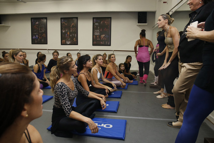 Grazi Massafera e Anna Lima fazem aula de balé fitness