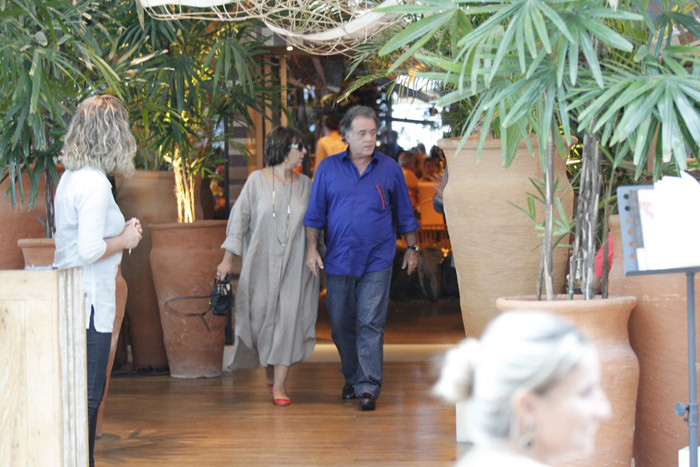 Tony Ramos leva a esposa para almoçar em shopping no Rio