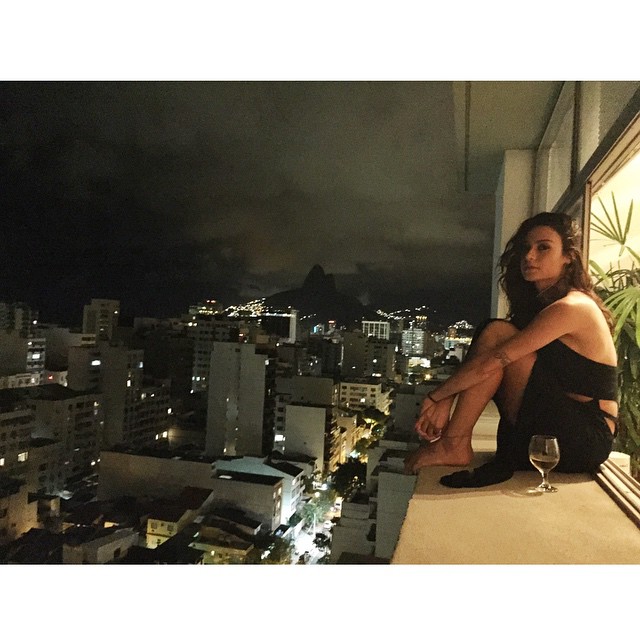 Relax! Thaila Ayala senta no parapeito de janela para admirar a paisagem carioca