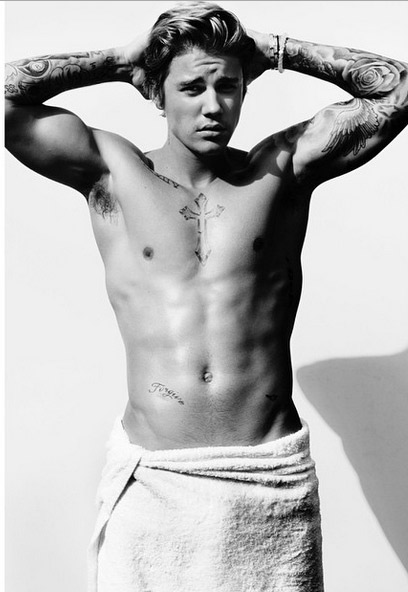 Ui! Justin Bieber posa só de toalha para as lentes de Mario Testino