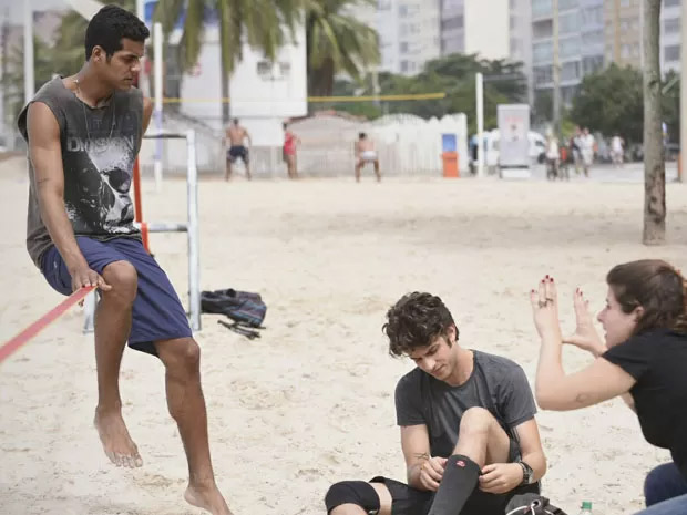 Chay Suede e Marcello Melo Jr praticam slackline em praia carioca