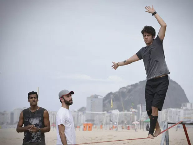 Chay Suede e Marcello Melo Jr praticam slackline em praia carioca