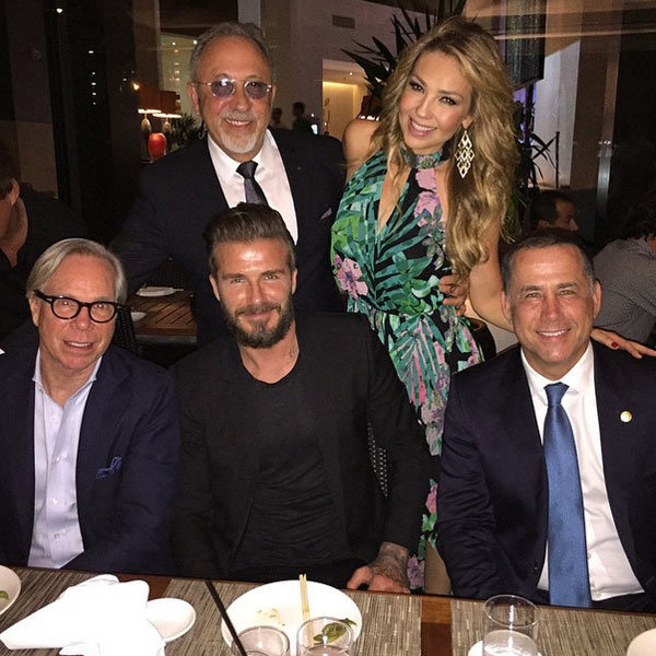 Thalía e Emilio Estefan. Abaixo, Tommy Hilfiger, David Beckham e Philip Levin, prefeito de Miami Beach