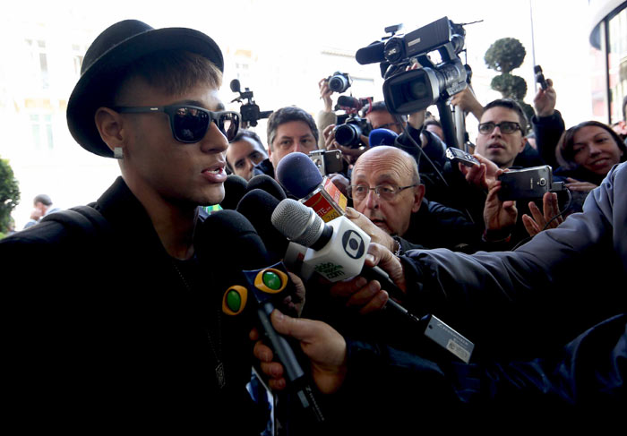 De chapeuzinho, Neymar se junta à Seleção Brasileira em Paris