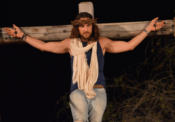 Igor Rickli ensaia no papel de Jesus Cristo, em Nova Jerusalém 