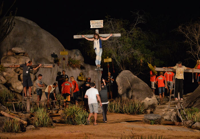 Igor Rickli ensaia no papel de Jesus Cristo, em Nova Jerusalém 