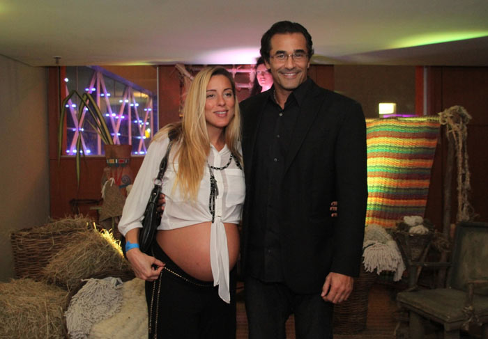 Prestes a dar à luz, esposa de Luciano Szafir exibe o barrigão