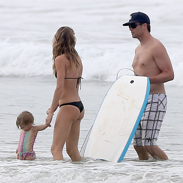 Gisele Bündchen leva 'mão boba' do maridão em dia de praia