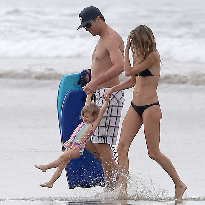 Gisele Bündchen leva 'mão boba' do maridão em dia de praia