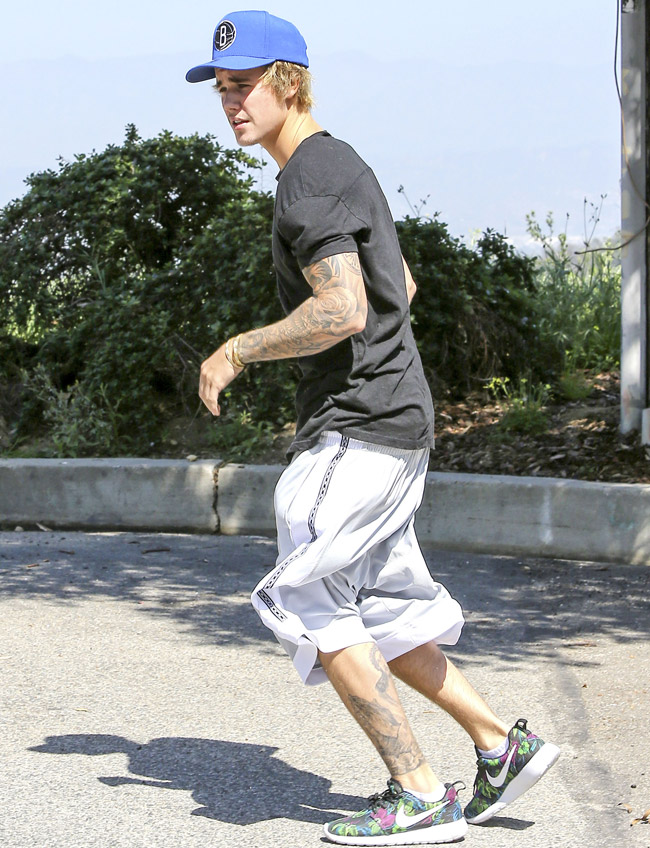 Justin Bieber se exercita em plena rua em Los Angeles