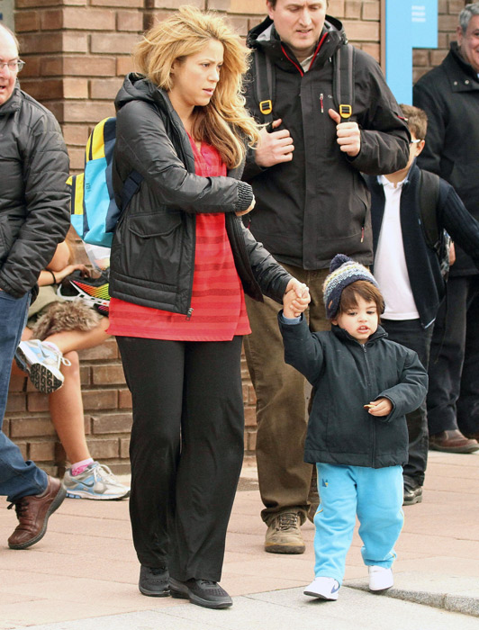 Com o filho no colo, Shakira é clicada com aparência cansada na Espanha