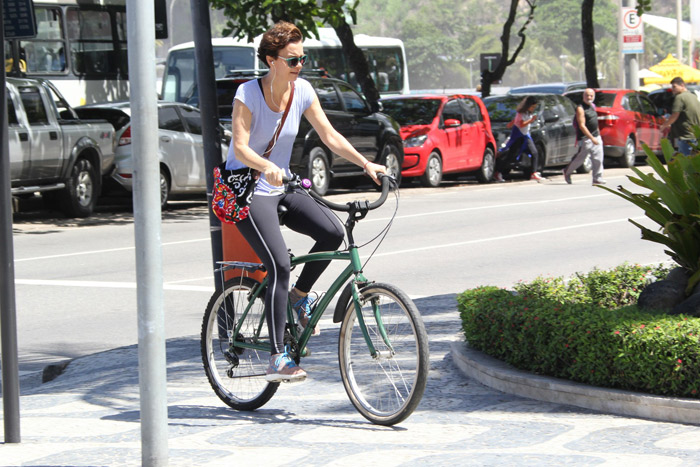 Júlia Lemmertz pedala pela orla do Leblon, no Rio 