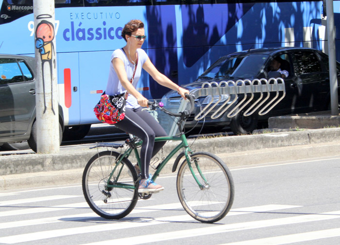 Júlia Lemmertz pedala pela orla do Leblon, no Rio 