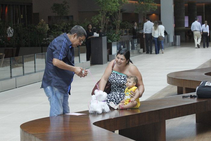  Zeca Pagodinho e a esposa passeiam com a neta no Rio