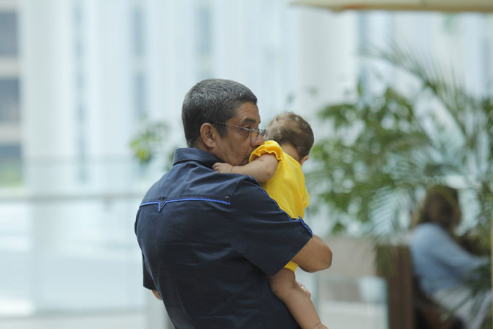  Zeca Pagodinho e a esposa passeiam com a neta no Rio