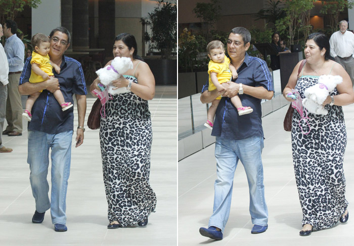  Zeca Pagodinho e a esposa passeiam com a neta no Rio