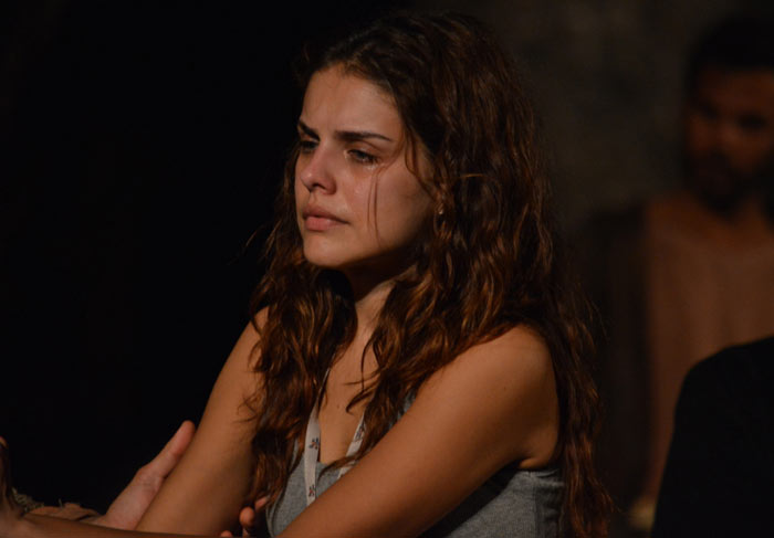 No papel de Maria, Paloma Bernardi chora durante ensaio da Paixão de Cristo