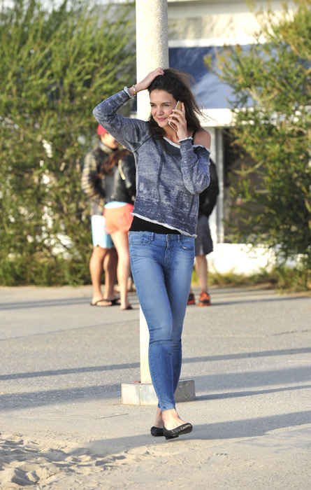 Toda toda! Katie Holmes esbanja charmes nas ruas de Santa Mônica, Califórnia