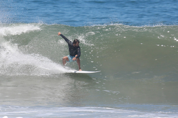 Cauã Reymond mostra habilidade no surfe, na Prainha