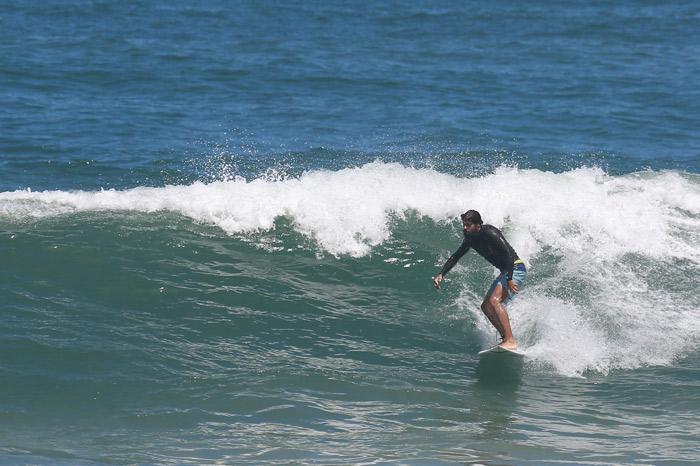 Cauã Reymond mostra habilidade no surfe, na Prainha