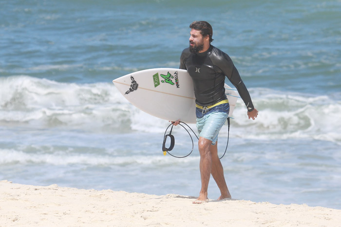 Cauã Reymond mostra habilidade no surfe, na Prainha