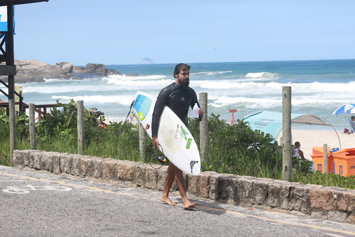 Cauã Reymond mostra habilidade no surfe, na Prainha