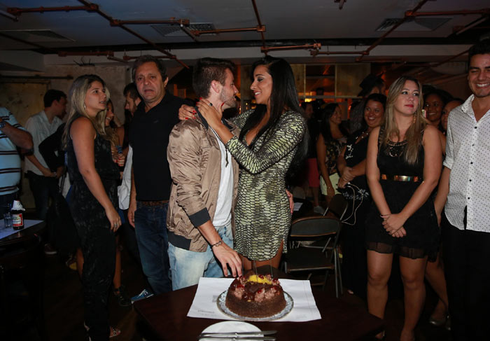 Ex-BBBs! Talita Araújo ganha festa de aniversário e vários beijos do namorado Rafael Licks