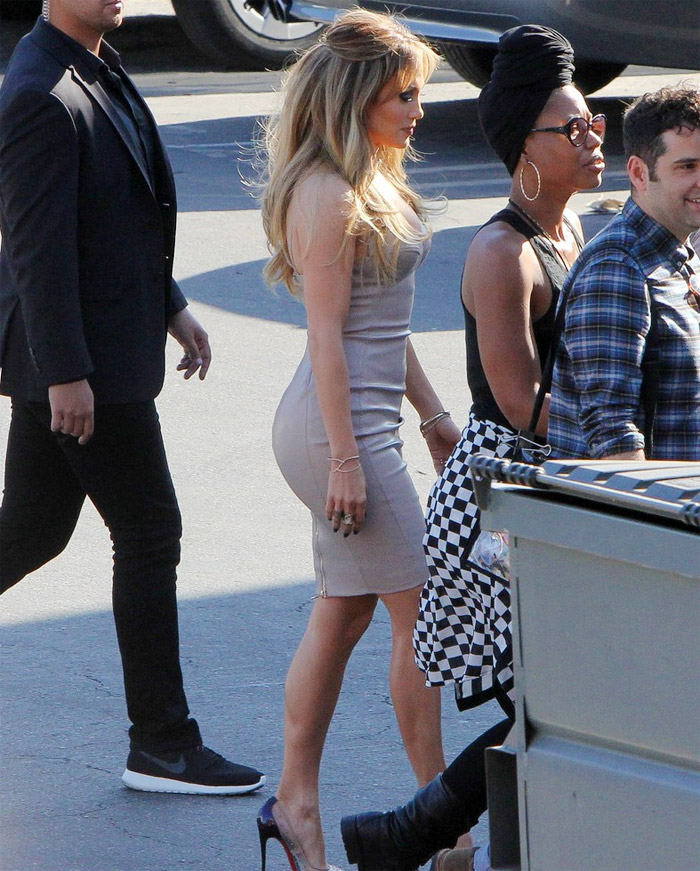Vestido deixa curvas de Jennifer Lopez em evidência