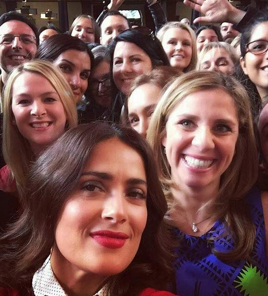 Salma Hayek estreia no Instagram e pede ajuda para fazer bons selfies