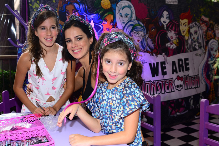 Vera Viel e as filhas personalizam look como Monster High em feira de moda infantil