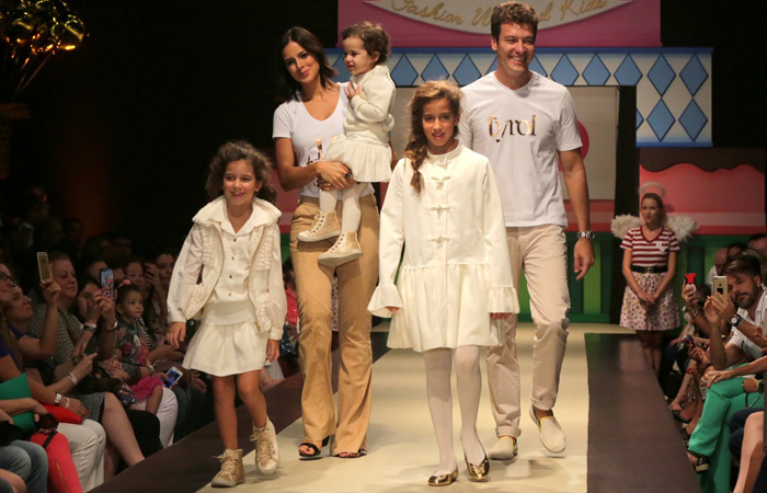 Rodrigo Faro desfila com as filhas em feira de moda infantil