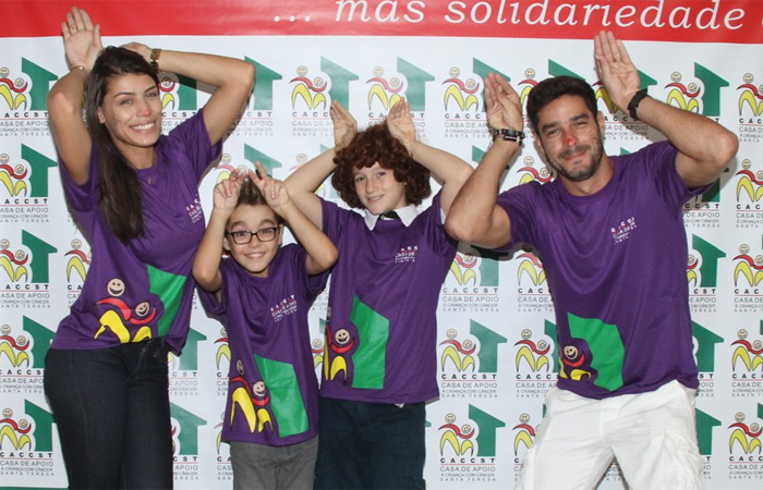 Ex-BBBs Fran e Diego animam criançada com câncer em Festa de Páscoa