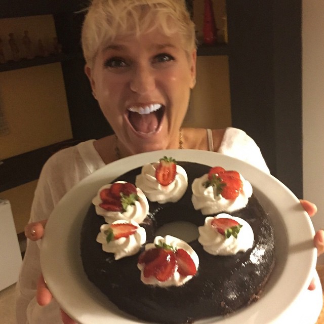 Xuxa ganha seu bolo favorito ao comemorar aniversário atrasado