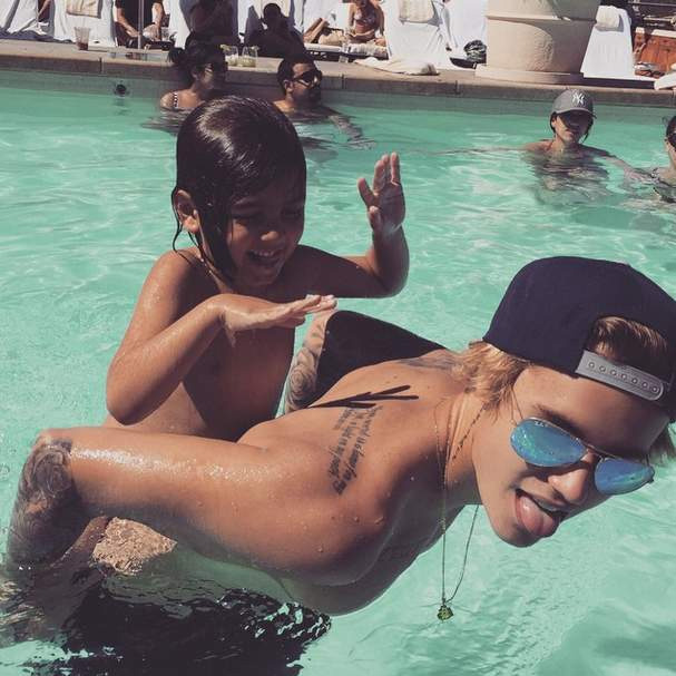 Justin Bieber se diverte com filho de Kourtney Kardashian