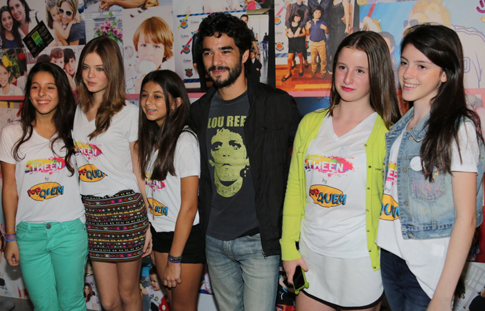 Caio Blat desfila com atrizes mirins em evento de moda