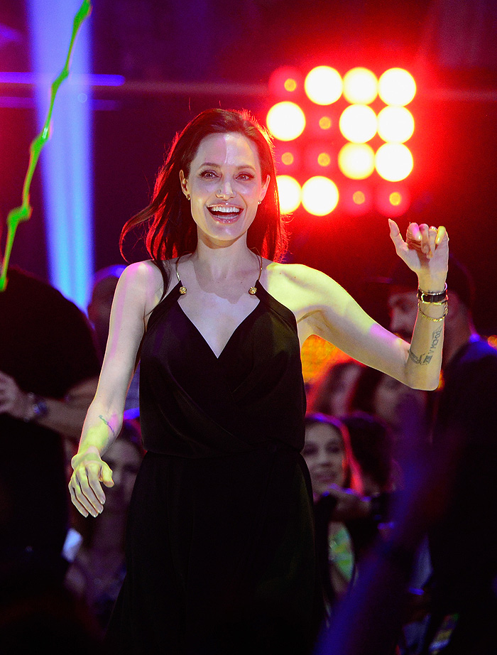 Angelina Jolie faz primeira aparição pública após retirada dos ovários
