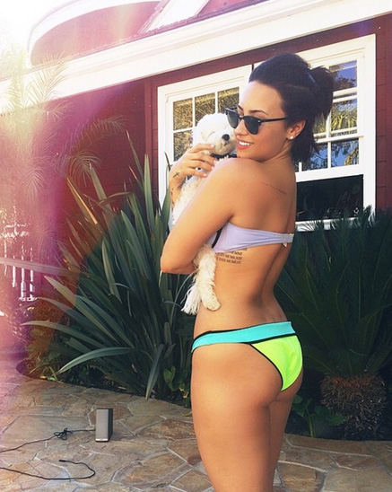 De biquíni, Demi Lovato posta foto mostrando boa forma