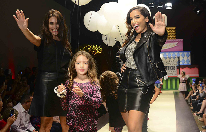 Anitta usa decotão e deixar pernas de fora em desfile infantil