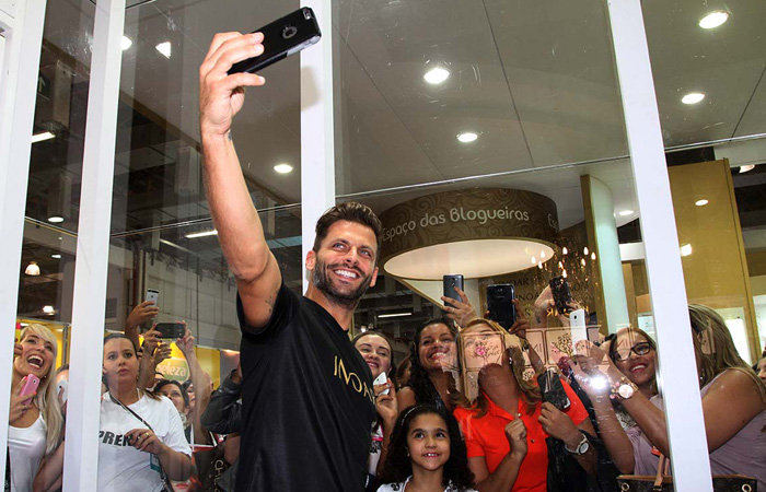 Henri Castelli causa tumulto ao chegar em feira de beleza em São Paulo