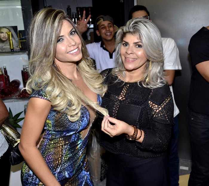 Thaeme, da dupla Thaeme e Thiago, esbanja simpatia em evento de beleza 