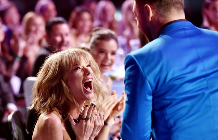 Taylor Swift ‘enlouquece’ ao ganhar prêmio