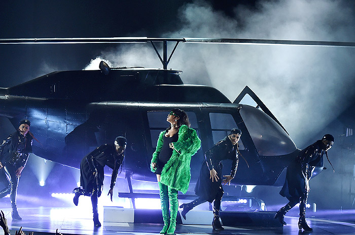 Rihanna se apresenta em premiação em Los Angeles