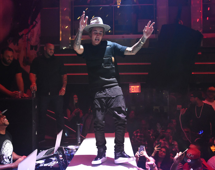 Justin Bieber mostra seus passos de dança e levanta público em boate