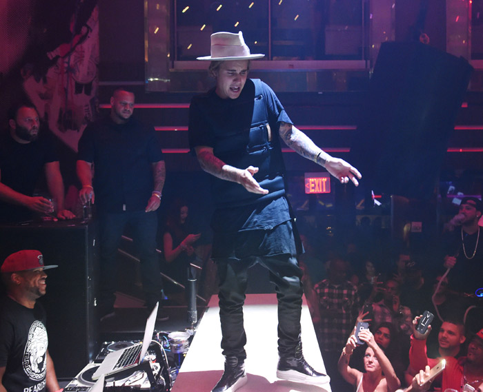 Justin Bieber mostra seus passos de dança e levanta público em boate