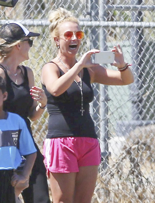 Orgulhosa! Britney Spears assiste os filhos jogando futebol