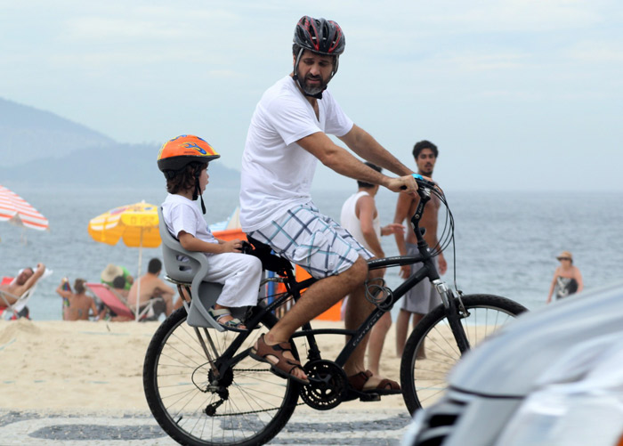 Eriberto Leão curte tarde com o filho João