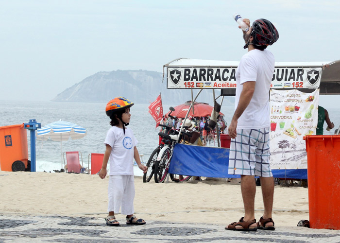 Eriberto Leão curte tarde com o filho João