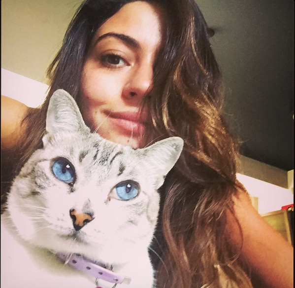  Carol Castro paparica seu pet nas redes sociais: ‘Quem manda na casa é ela!’