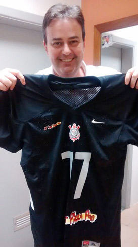 Camisa de Alexandre Frota de time de futebol americano é entregue à AACD