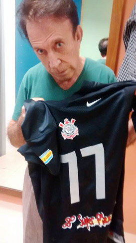 Camisa de Alexandre Frota de time de futebol americano é entregue à AACD